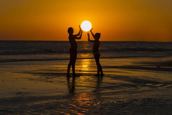Side View Young Friends Holding Sun Beach Sunset — Stock Photo, Image