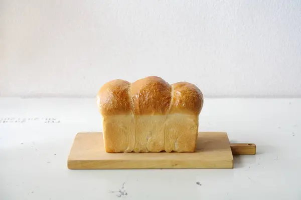 Pão Pão Assado Hora Tábua Cortar Madeira — Fotografia de Stock