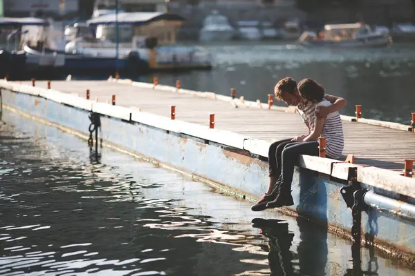 Belos Adolescentes Casal Sentado Abraçando Molhe Madeira — Fotografia de Stock