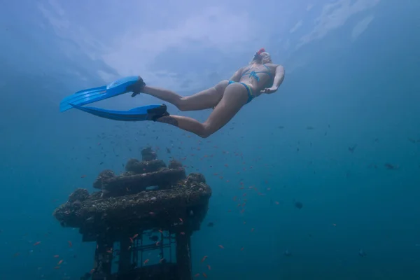 Snorkeling Mulher Lado Templo Afundado Bali Indonésia — Fotografia de Stock