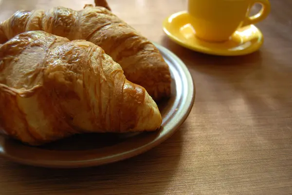 Croissants Taza Café Sobre Mesa Madera Primer Plano — Foto de Stock