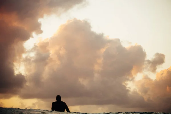 Silhouette Del Surfista Attesa Catturare Onda Sotto Cielo Nuvoloso — Foto Stock