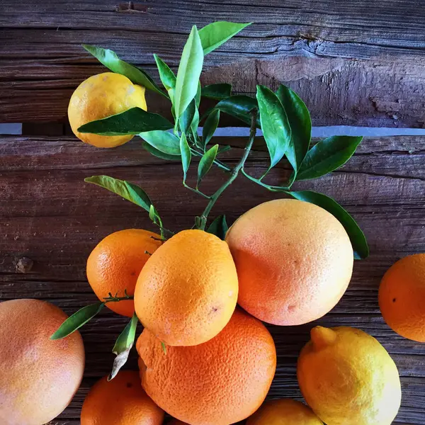 Heap Oranges Lemons Wooden Table — Stock Photo, Image