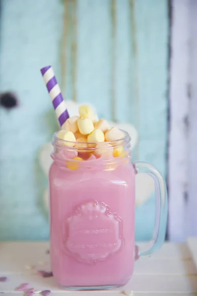 Frasco Vidro Com Batido Morango Marshmallows — Fotografia de Stock