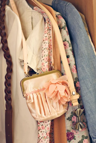 Γυναικεία Ρούχα Και Μια Ροζ Τσάντα Στην Ντουλάπα — Φωτογραφία Αρχείου