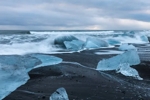 Bloków Lodowych Czarnym Piasku Plaży Jokulsarlon Parku Narodowego Vatnajökull Islandia — Zdjęcie stockowe