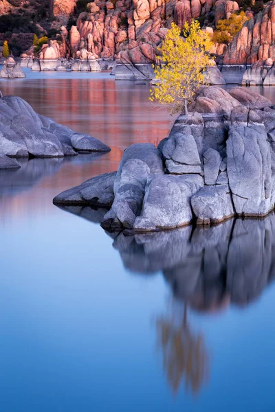 Riflessioni Alberi Rocce Watson Lake Granite Dells Prescott Arizona America — Foto Stock