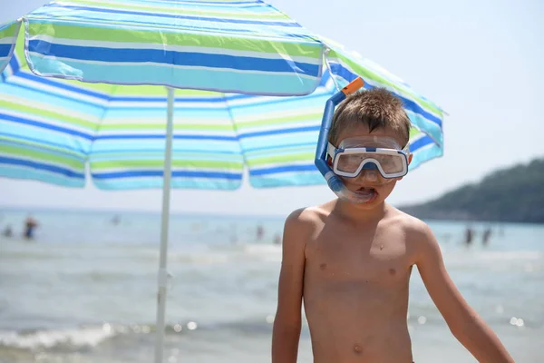 Niño Usando Snorkel Máscara Pie Playa — Foto de Stock