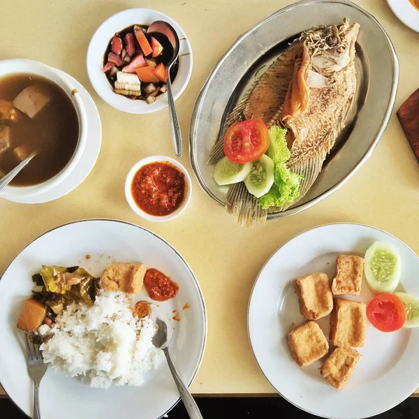 Blick Von Oben Auf Fisch Tofu Saure Suppe Und Reis — Stockfoto
