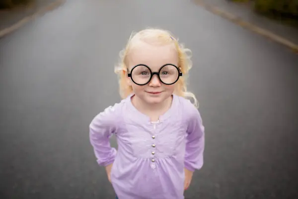 Portrait Girl Wearing Silly Glasses Standing Road — Stock Photo, Image