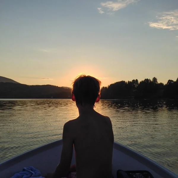 Rückansicht Eines Jungen Der Boot Sitzt Und Den Sonnenuntergang Beobachtet — Stockfoto