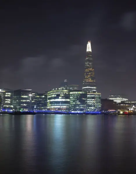 Arranha Céus Iluminado Noite Rio Tamisa Primeiro Plano Londres Reino — Fotografia de Stock