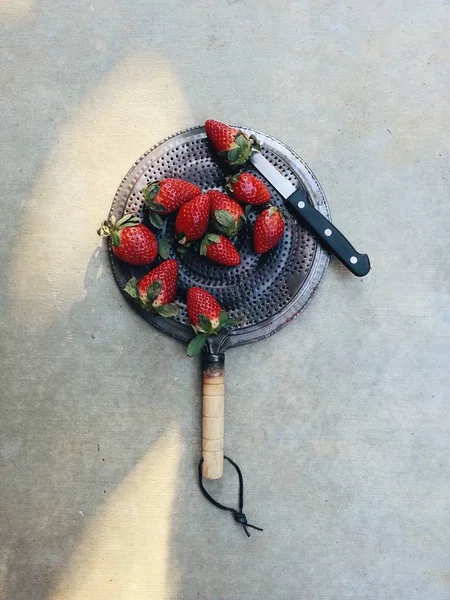 工作室拍摄的草莓在平底锅 顶部视图 — 图库照片