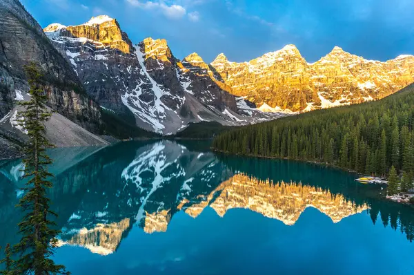 Montañas Reflejándose Lago Tranquilo Amanecer Canadá Parque Nacional Banff Rockies — Foto de Stock