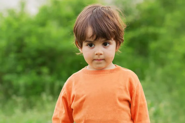 Soñando Despierto Chico Vistiendo Naranja Jumper Pie Aire Libre — Foto de Stock