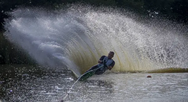 Hombre Deportivo Maduro Esquí Acuático Lago —  Fotos de Stock
