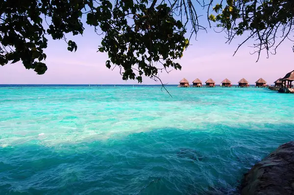 Бирюзовая Вода Пляжные Хижины Горизонте Мальдивы — стоковое фото