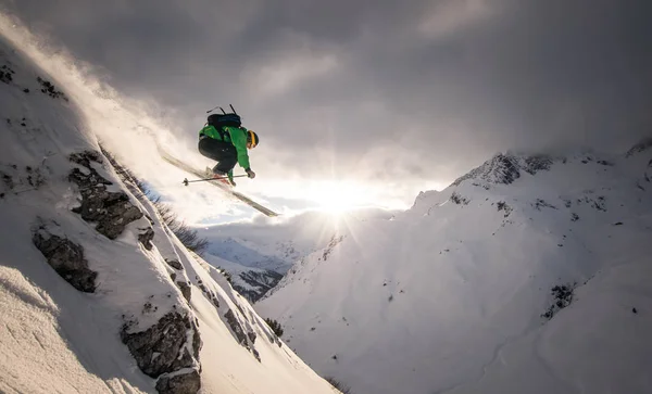 Austria Sciatore Free Ride Che Salta Dalla Roccia Montagna — Foto Stock