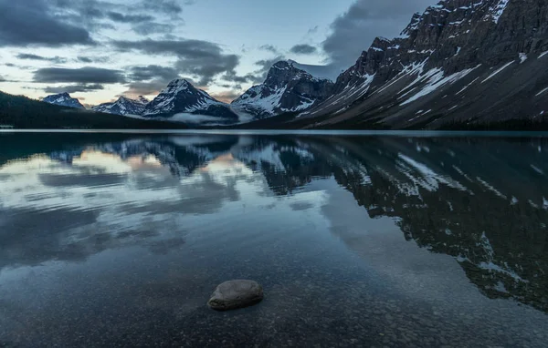 Vista Panorámica Del Lago Siega Mañana Rocas Canadienses Alberta Canada — Foto de Stock