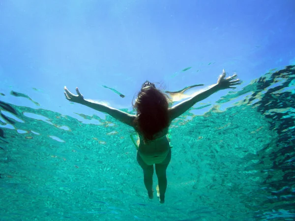 Vista Subaquática Mulher Flutuando Água — Fotografia de Stock