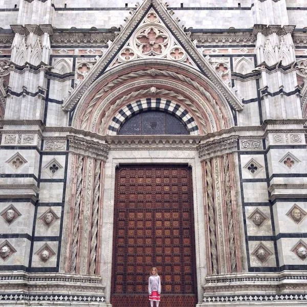 イタリア トスカーナ州シエナ 少女が大聖堂の前に立っています — ストック写真