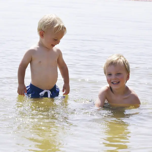 Two Young Caucasian Brothers Having Fun Water — Stock Photo, Image