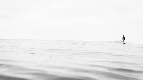 Siluett Kvinna Surfa Vågor Havet — Stockfoto