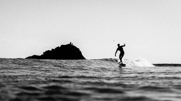 冲浪的人的剪影在海洋波浪 — 图库照片
