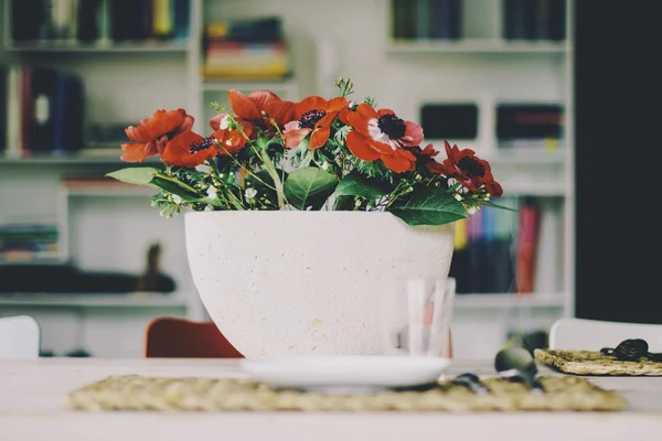 Blumenstrauß in Schale — Stockfoto