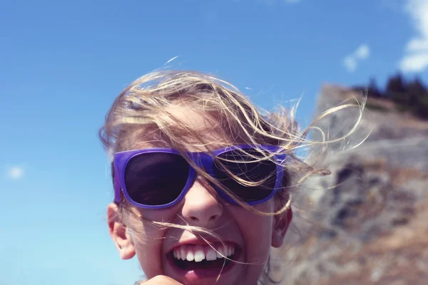 Девушка на пляже в ветреный день — стоковое фото