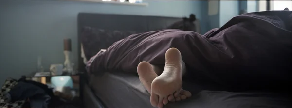 Женщина лежит в постели — стоковое фото