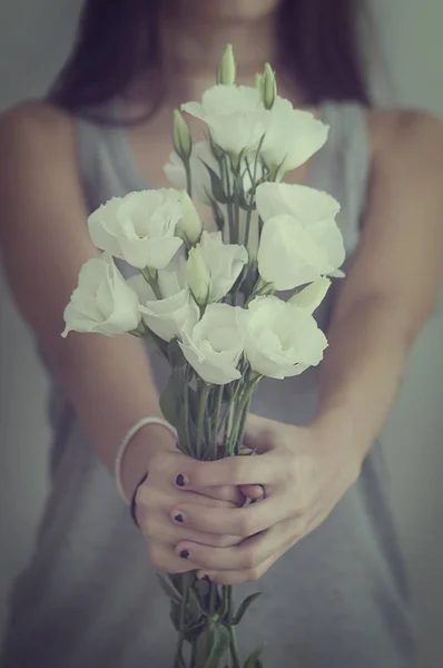 Teenage girl holding bunch of  flower — Stock Photo
