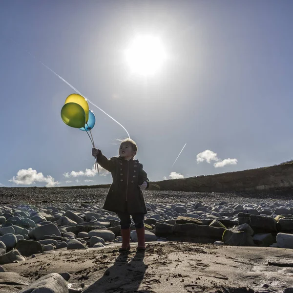 Девушка с шариками в руках — стоковое фото