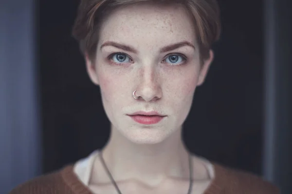Portrait de femme avec des taches de rousseur — Photo de stock