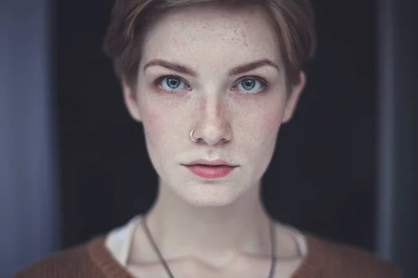 Retrato de mujer con pecas - foto de stock