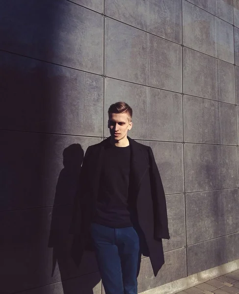 Uomo che cammina lungo la strada — Foto stock