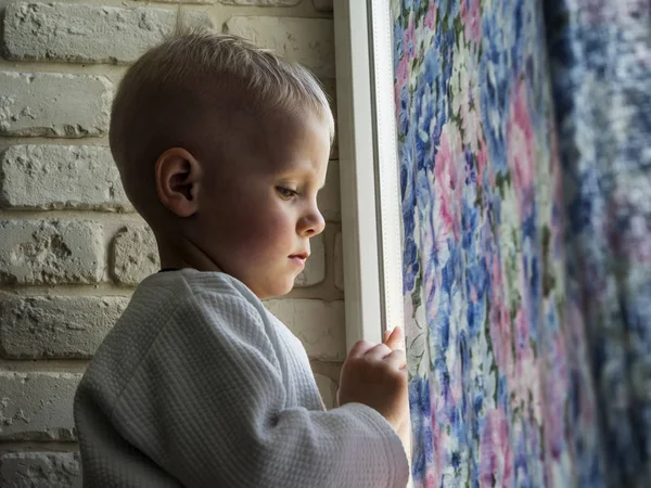 Ragazzo guardando alla finestra — Foto stock