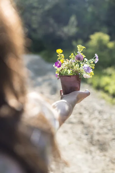 Donna che tiene vaso di fiori — Foto stock