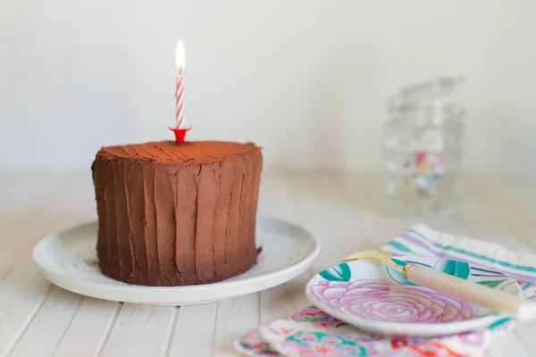 Gateau D Anniversaire Au Chocolat Avec Bougie Sur Plaque Sur Fond En Bois Cuisiniere Comestibles Stock Photo
