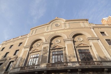 Cephe Tiyatrosu, Teatre sorumlusu veya Teatre de la Santa Creu. Bu en eski Şehir Tiyatrosu, on altıncı yüzyıl eserlerinden. La Rambla, Barselona.