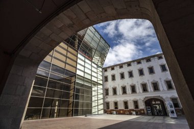 Modern ve antik mimari, CCCB-Centro de Cultura Contemporania de Barcelona, sanat merkezi, eski Casa de Caritat, El Raval Quarter, Barcelona.