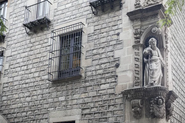 Starobylé fasády s plastikou, náboženský obraz, Saint Paul, probůh El Rovira Domenec v roce 1668, čtvrť El Raval, Barcelona. — Stock fotografie