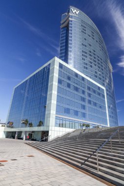 Hotel W veya Hotel Vela, modern mimari ile Barceloneta Mahallesi, şehir manzarası içinde bina ikonik Ricard Bofill, mimar. Barcelona.W o