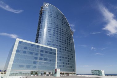 Hotel W veya Hotel Vela, modern mimari ile Barceloneta Mahallesi, şehir manzarası içinde bina ikonik Ricard Bofill, mimar. Barcelona.