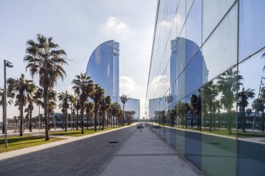 Çağdaş mimarinin, Hotel W veya Hotel Vela, Ricard Bofill tarafından. Yansıma cam bina, Barceloneta plaj, Barcelona.