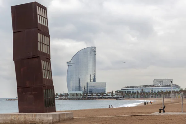 Spiaggia Barceloneta con scultura L Estel ferit (The Wounded Shooting Star), di Rebecca Horn; e hotel W sullo sfondo. Barcellona . — Foto Stock