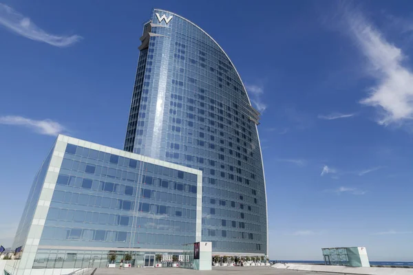 Сучасна архітектура готелю W або Hotel Vela, автор архітектором Ricard Бофілл в кварталу Барселонета, знакових будівлі в на горизонт міста. Барселона. — стокове фото