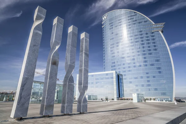  Hotel W veya Hotel Vela, modern mimari ile Barceloneta Mahallesi, şehir manzarası içinde bina ikonik Ricard Bofill, mimar. Barcelona.