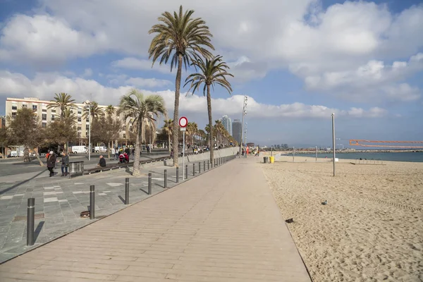 Playa de la Barceloneta y paseo marítimo, Barcelona . — Foto de Stock