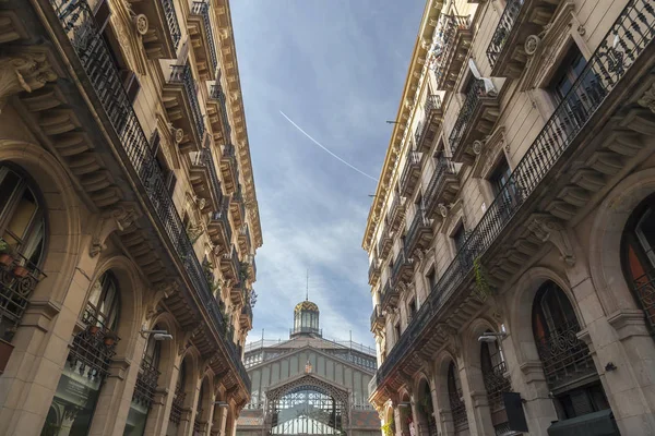 Weergave van Mercat del Born, markt, culturele ruimte, tussen de gebouwen, Barcelona. — Stockfoto